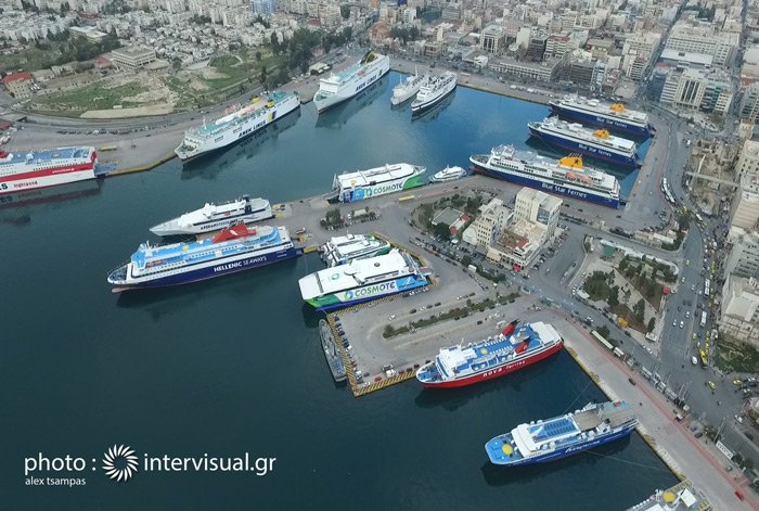 Σπάνιο στιγμιότυπο του Πειραιά από ψηλά -Ολα τα πλοία δεμένα στο λιμάνι, λόγω απεργίας [εικόνα] | iefimerida.gr 0