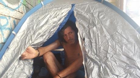 Πάτρα: Απεργός πείνας κατασκήνωσε έξω από τον ΕΦΚΑ -Ζητά αναπηρική σύνταξη [εικόνες & βίντεο] | iefimerida.gr 0