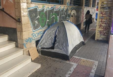 Πάτρα: Απεργός πείνας κατασκήνωσε έξω από τον ΕΦΚΑ -Ζητά αναπηρική σύνταξη [εικόνες & βίντεο] | iefimerida.gr 1