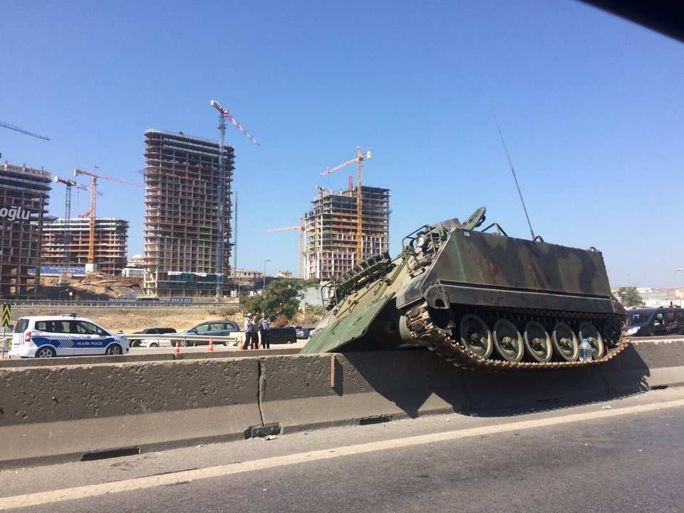 Η εικόνα που δείχνει ότι το πραξικόπημα απέτυχε: Τανκ πάνω σε κράσπεδο στην εθνική | iefimerida.gr 0