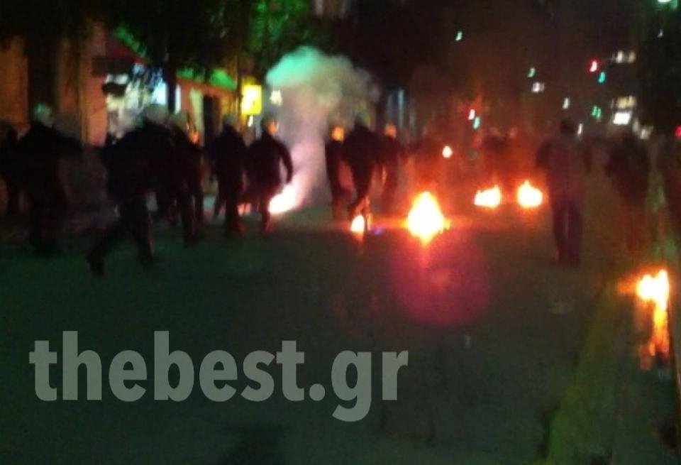 Επεισόδια σε Πάτρα, Βόλο και Θεσσαλονίκη στις πορείες για το Πολυτεχνείο [εικόνες&βίντεο] | iefimerida.gr 1