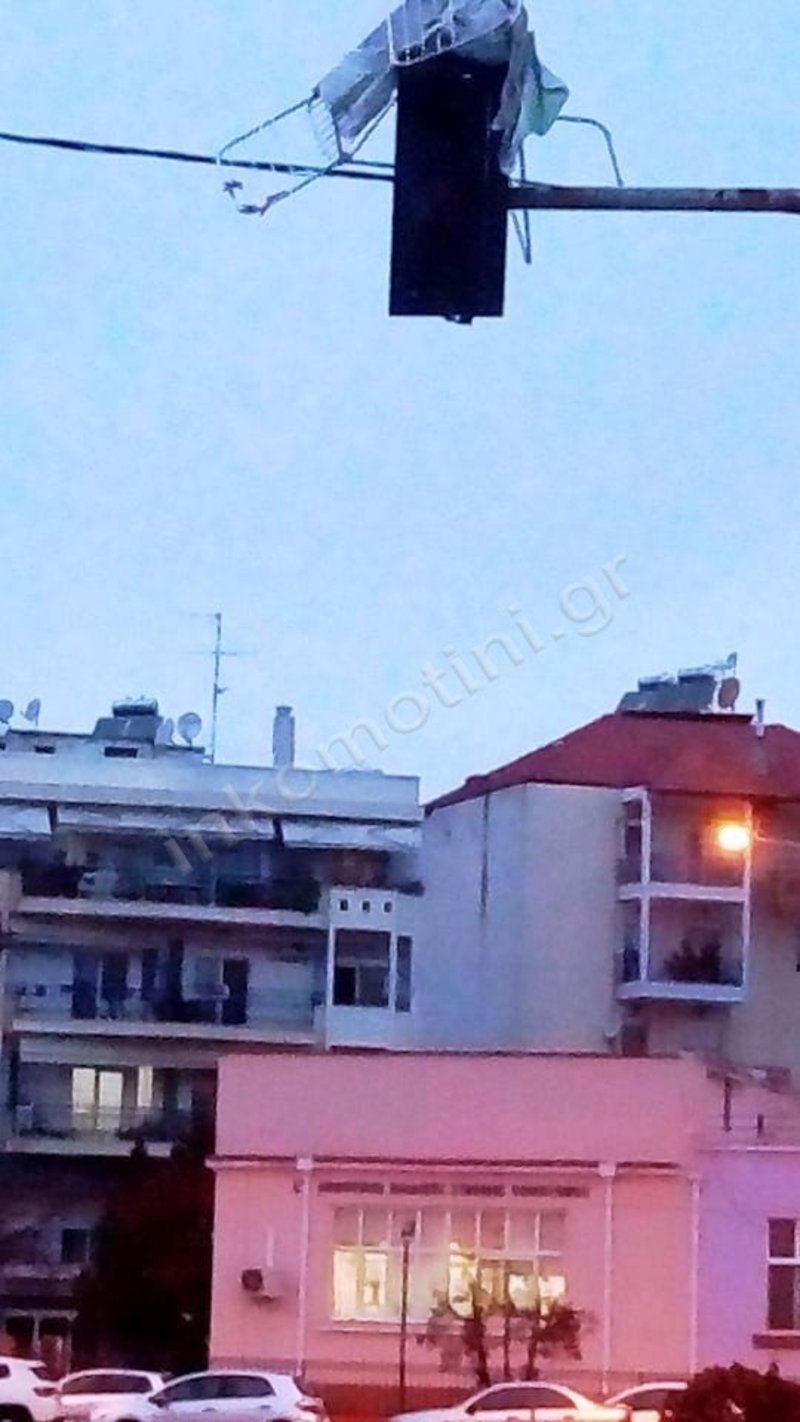 Δυνατός αέρας την σήκωσε και την προσγείωσε σε φανάρι