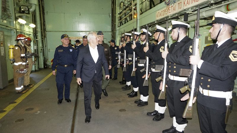Αγημα του Ναυτικού παρουσιάζει τιμές στον υπουργό Εθνικής Αμυνας- φωτογραφία intimenews