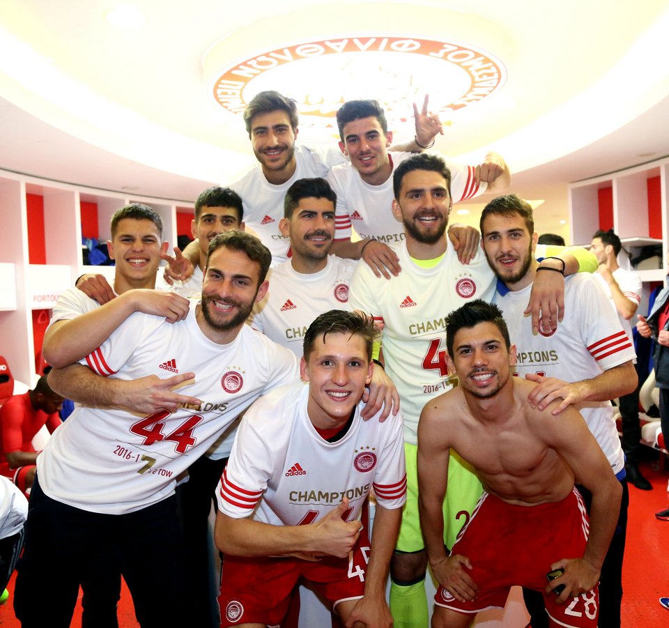 Το πάρτι του Ολυμπιακού στα αποδυτήρια - Για το 44ο πρωτάθλημα [εικόνες] | iefimerida.gr 1