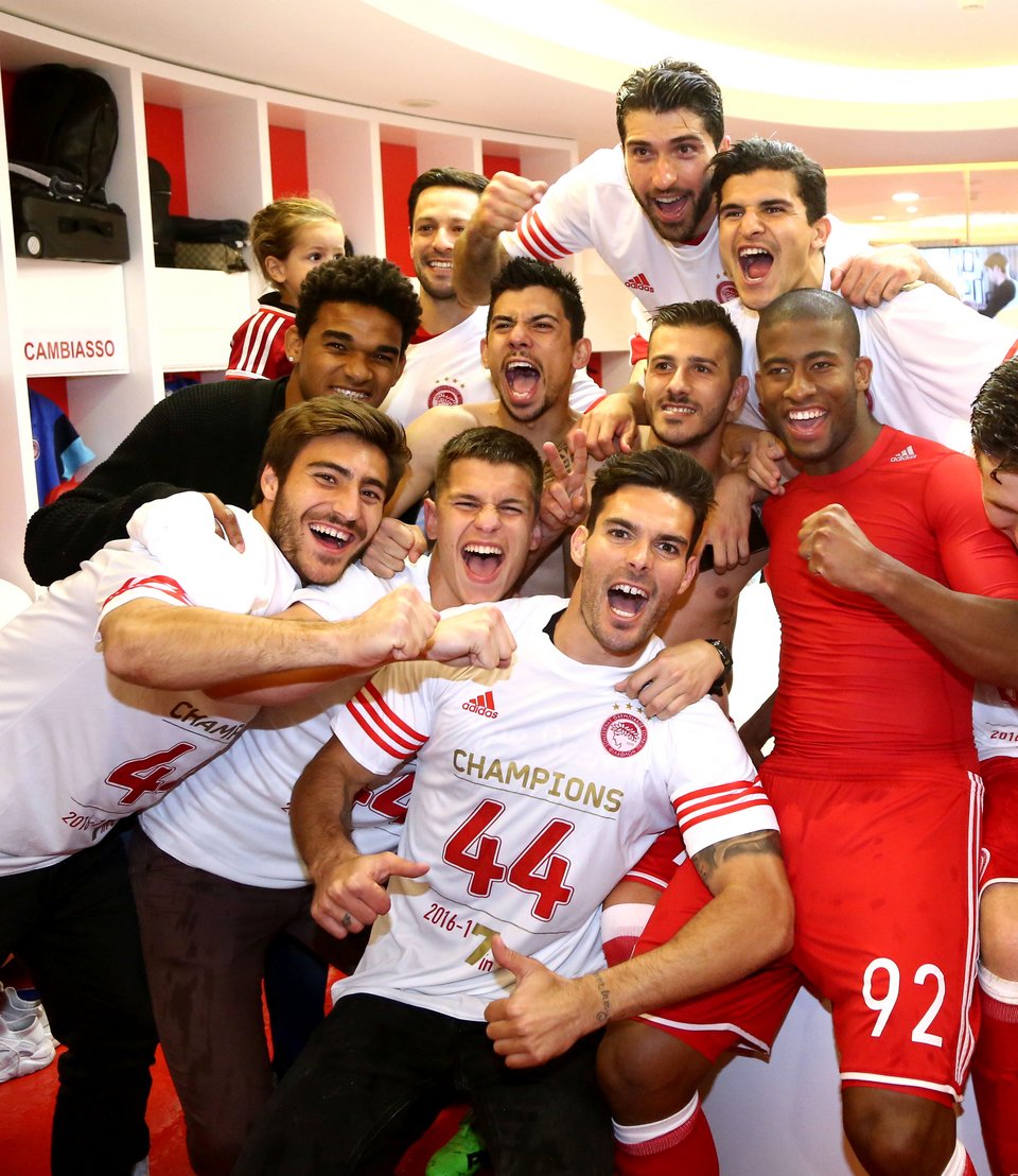 Το πάρτι του Ολυμπιακού στα αποδυτήρια - Για το 44ο πρωτάθλημα [εικόνες] | iefimerida.gr 2