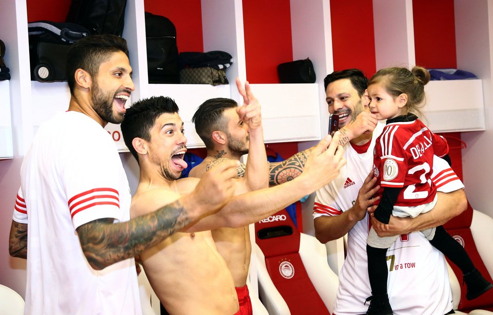 Το πάρτι του Ολυμπιακού στα αποδυτήρια - Για το 44ο πρωτάθλημα [εικόνες] | iefimerida.gr 3