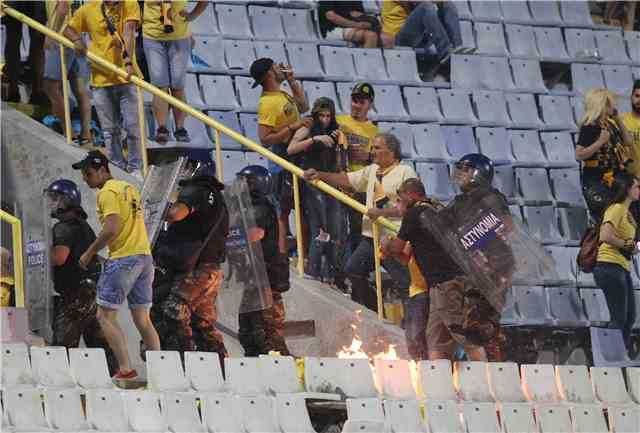 Αγρια επεισόδια στον τελικό Κυπέλλου στην Κύπρο [εικόνες] | iefimerida.gr 4