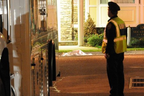 Τρόμος στη Νέα Υόρκη: Αποκεφάλισε τη μητέρα του και κλωτσούσε το κεφάλι της στο δρόμο [εικόνες] | iefimerida.gr 2