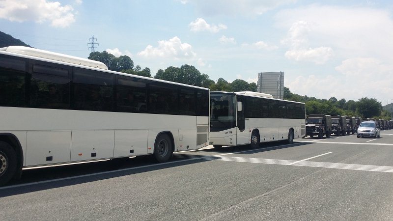 Μπλόκο σε αυτοκινητοπομπή του ΝΑΤΟ από μέλη του ΚΚΕ έξω από την Κοζάνη [εικόνες] | iefimerida.gr 3