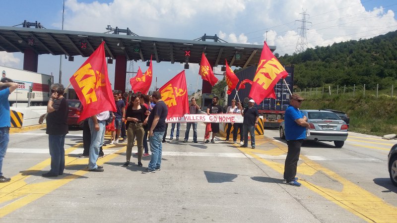 Μπλόκο σε αυτοκινητοπομπή του ΝΑΤΟ από μέλη του ΚΚΕ έξω από την Κοζάνη [εικόνες] | iefimerida.gr 0