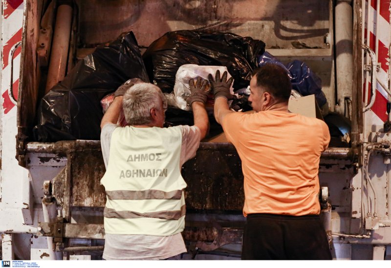Τα απορριμματοφόρα στους δρόμους -Μαζεύουν τους χιλιάδες τόνους σκουπιδιών [εικόνες] | iefimerida.gr 1