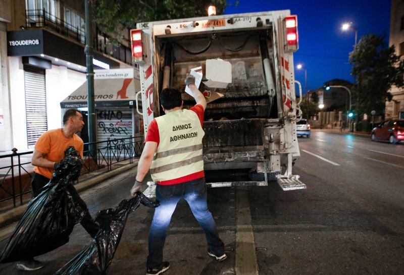 Τα απορριμματοφόρα στους δρόμους -Μαζεύουν τους χιλιάδες τόνους σκουπιδιών [εικόνες] | iefimerida.gr 5