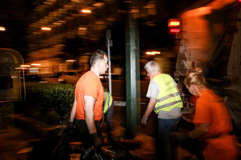 Τα απορριμματοφόρα στους δρόμους -Μαζεύουν τους χιλιάδες τόνους σκουπιδιών [εικόνες] | iefimerida.gr 3