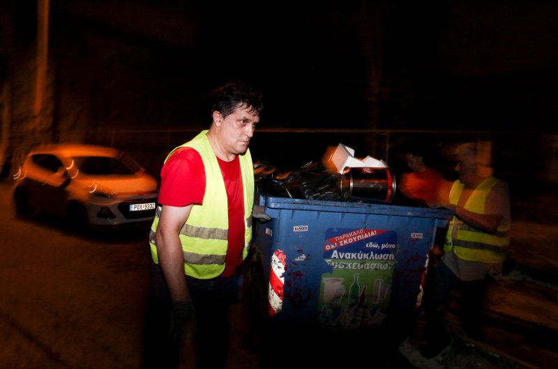 Τα απορριμματοφόρα στους δρόμους -Μαζεύουν τους χιλιάδες τόνους σκουπιδιών [εικόνες] | iefimerida.gr 4