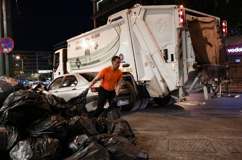 Τα απορριμματοφόρα στους δρόμους -Μαζεύουν τους χιλιάδες τόνους σκουπιδιών [εικόνες] | iefimerida.gr 2