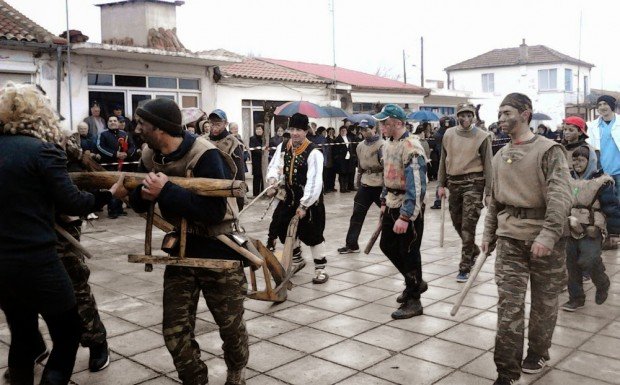 Αλευρομουτζουρώματα την Τσικνοπέμπτη στο Σύνταγμα -Εθιμα από 10 περιφέρειες της χώρας | iefimerida.gr 2