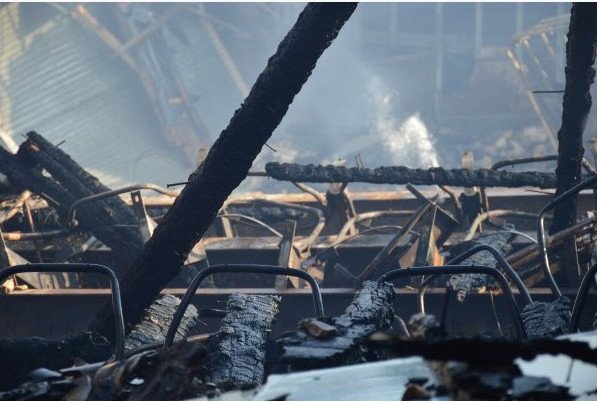 Στάχτη και αναμνήσεις: Κάηκε ο ιστορικός κινηματογράφος «Απόλλων» από τη φωτιά στη Λευκάδα [εικόνες] | iefimerida.gr 2