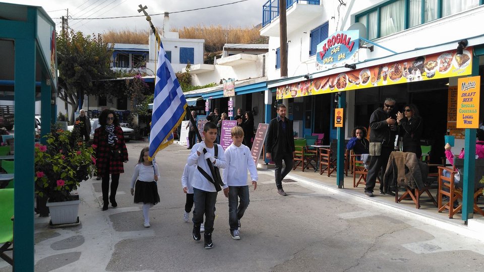 Παρέλαση με μόλις τέσσερις μαθητές στον Απόλλωνα Νάξου [εικόνες & βίντεο] | iefimerida.gr 1