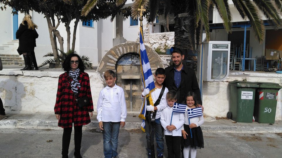 Παρέλαση με μόλις τέσσερις μαθητές στον Απόλλωνα Νάξου [εικόνες & βίντεο] | iefimerida.gr 2