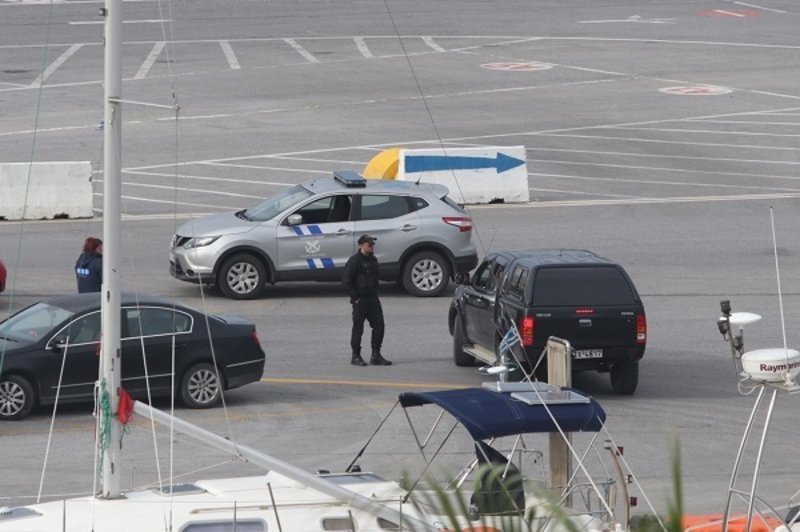 Καρέ καρέ η απομάκρυνση των εκρηκτικών από το πλοίο-«βόμβα» [εικόνες] | iefimerida.gr 0