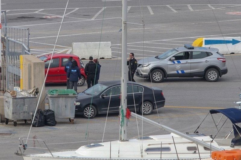 Καρέ καρέ η απομάκρυνση των εκρηκτικών από το πλοίο-«βόμβα» [εικόνες] | iefimerida.gr 2