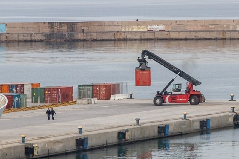 Καρέ καρέ η απομάκρυνση των εκρηκτικών από το πλοίο-«βόμβα» [εικόνες] | iefimerida.gr 4