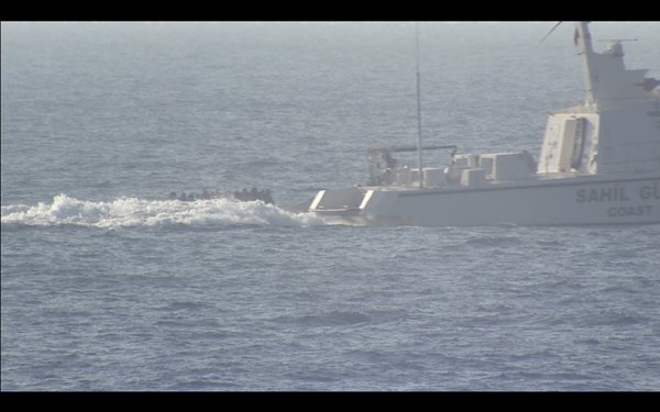 Channel 4: Η τουρκική ακτοφυλακή προσπάθησε να βυθίσει λέμβο με πρόσφυγες μέσα στα ελληνικά χωρικά ύδατα [εικόνες & βίντεο] | iefimerida.gr 2