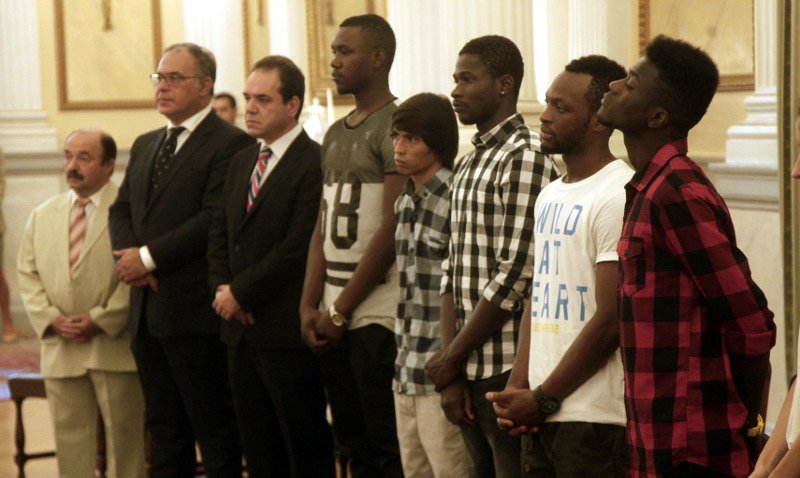 Στον Παυλόπουλο μαζί με 5 πρόσφυγες ο Αρχιεπίσκοπος Ιερώνυμος [εικόνες] | iefimerida.gr 3