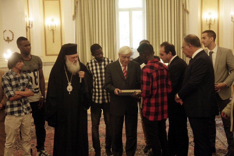 Στον Παυλόπουλο μαζί με 5 πρόσφυγες ο Αρχιεπίσκοπος Ιερώνυμος [εικόνες] | iefimerida.gr 0