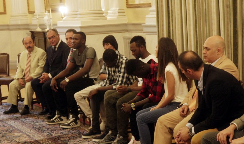 Στον Παυλόπουλο μαζί με 5 πρόσφυγες ο Αρχιεπίσκοπος Ιερώνυμος [εικόνες] | iefimerida.gr 2