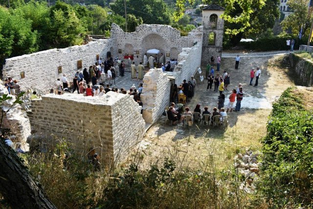 Ηπειρος: Λειτουργία στην κατεστραμμένη εκκλησία του Αγίου Νικολάου [εικόνες] | iefimerida.gr 1