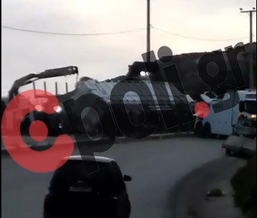 Ανετράπη απορριμματοφόρο στην λεωφόρο ΝΑΤΟ τα ξημερώματα.