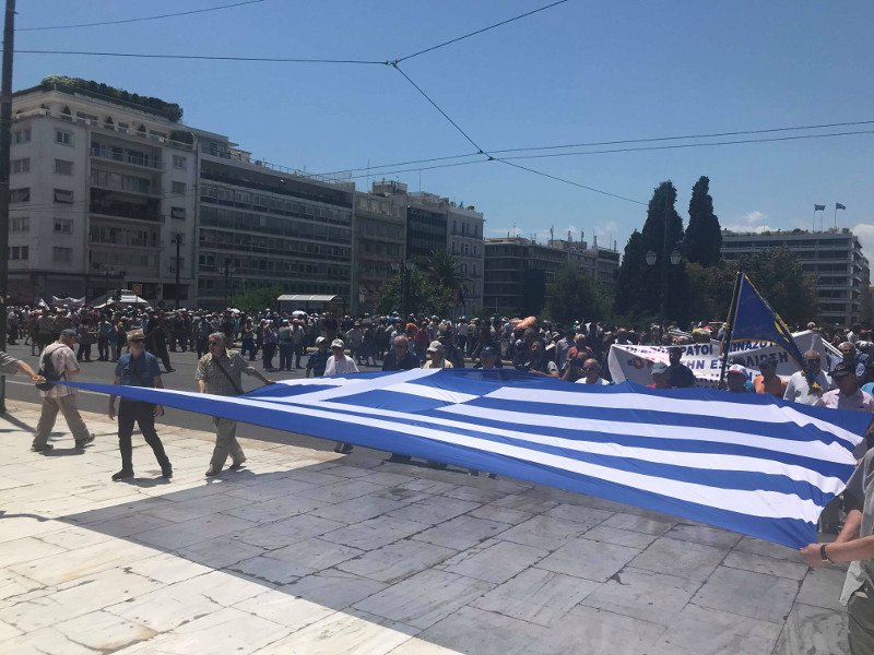 Με μια τεράστια σημαία οι απόστρατοι έξω από τη Βουλή- Για την Μακεδονία [εικόνες & βίντεο] | iefimerida.gr 0