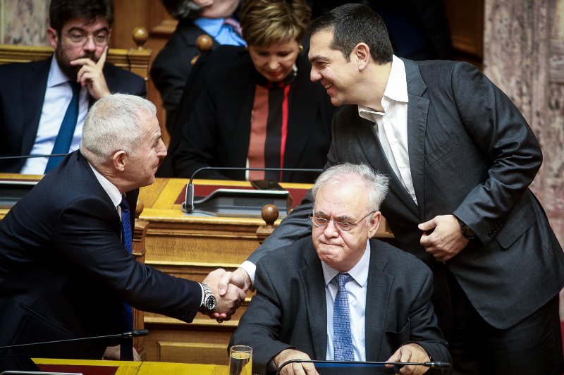 Ο νέος υπουργός Αμυνας Βαγγέλης Αποστολάκης δέχεται τα συγχαρητήρια του Αλέξη Τσίπρα- φωτογραφία eurokinissi