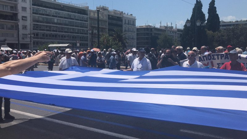 Με μια τεράστια σημαία οι απόστρατοι έξω από τη Βουλή- Για την Μακεδονία [εικόνες & βίντεο] | iefimerida.gr 1