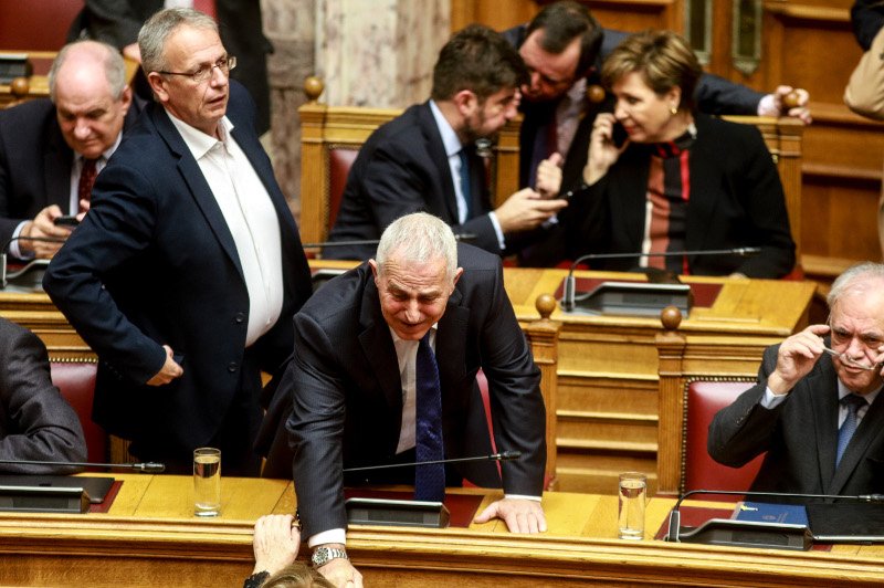 Ο νέος υπουργός Αμυνας δέχεται τα συγχαρητήρια των βουλευτών- φωτογραφία eurokinissi