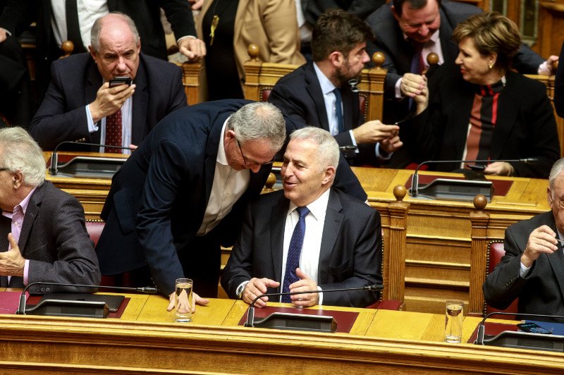 Ο υπουργός Αμυνας Βαγγέλης Αποστολάκης σε τετ α τετ με τον αναπληρωτή υπουργό Παναγιώτη Ρήγα- φωτογραφία eurokinissi