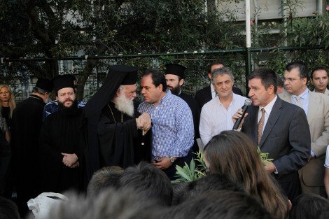 Κοντά στους μαθητές ο Αρχιεπίσκοπος Ιερώνυμος: Μοίρασε δώρα της «Αποστολής» στον αγιασμό | iefimerida.gr 0