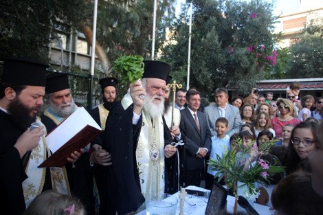 Κοντά στους μαθητές ο Αρχιεπίσκοπος Ιερώνυμος: Μοίρασε δώρα της «Αποστολής» στον αγιασμό | iefimerida.gr 1