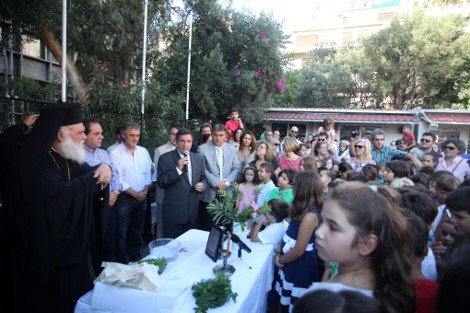 Κοντά στους μαθητές ο Αρχιεπίσκοπος Ιερώνυμος: Μοίρασε δώρα της «Αποστολής» στον αγιασμό | iefimerida.gr 2