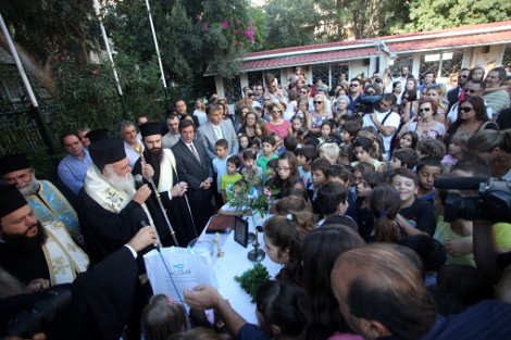 Κοντά στους μαθητές ο Αρχιεπίσκοπος Ιερώνυμος: Μοίρασε δώρα της «Αποστολής» στον αγιασμό | iefimerida.gr 3