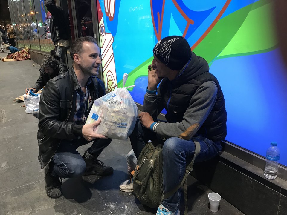 Η «Αποστολή» της Αρχιεπισκοπής Αθηνών στο πλευρό των αστέγων -Μοίρασε «δέματα αγάπης» [εικόνα] | iefimerida.gr 0