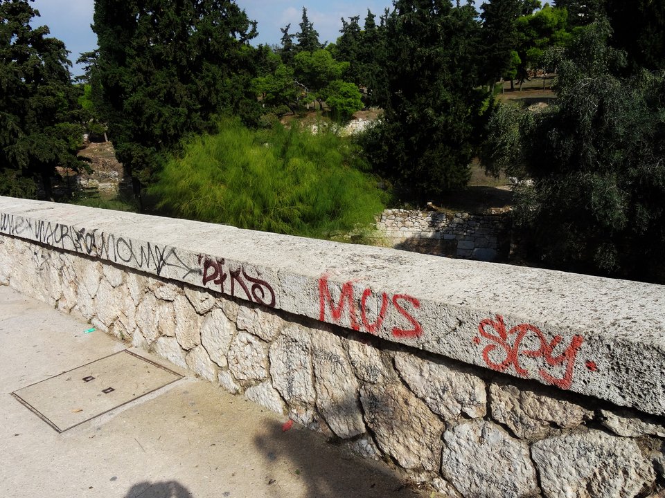 Πολίτες θα καθαρίσουν από γκράφιτι τον πεζόδρομο της Αποστόλου Παύλου | iefimerida.gr 2