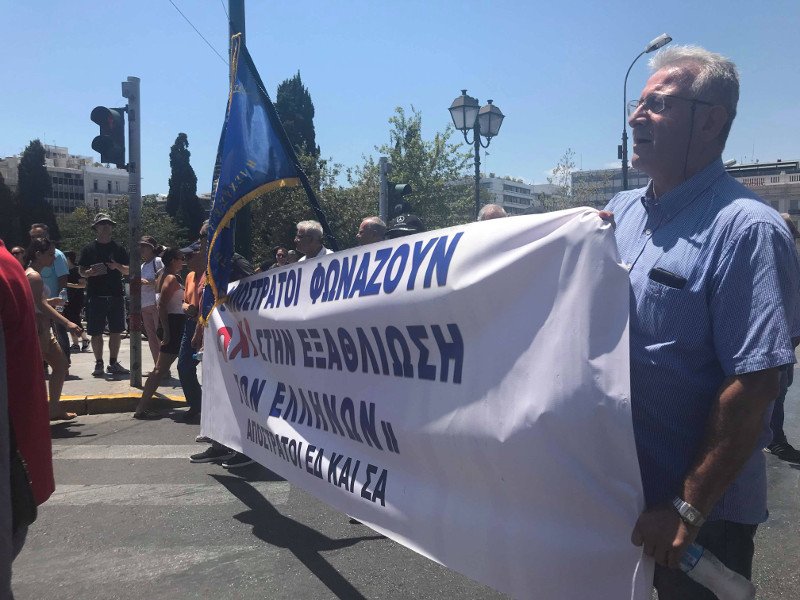 Με μια τεράστια σημαία οι απόστρατοι έξω από τη Βουλή- Για την Μακεδονία [εικόνες & βίντεο] | iefimerida.gr 2