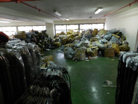 Χιλιάδες προϊόντα μαϊμού βρέθηκαν σε αποθήκες στο κέντρο της Αθήνας [εικόνες] | iefimerida.gr 0