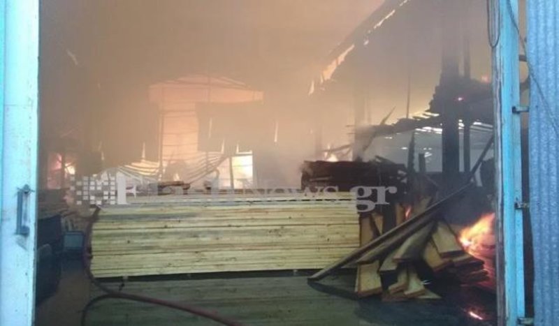 Παρανάλωμα του πυρός έγινε αποθήκη ξυλείας στα Χανιά [εικόνες] | iefimerida.gr 4