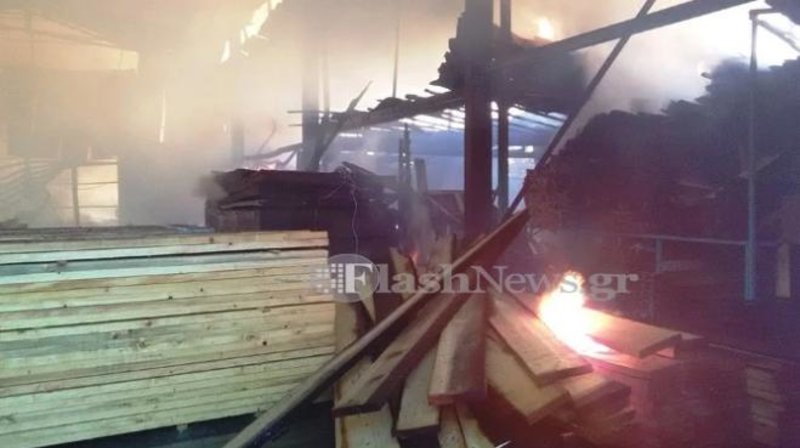 Παρανάλωμα του πυρός έγινε αποθήκη ξυλείας στα Χανιά [εικόνες] | iefimerida.gr 3