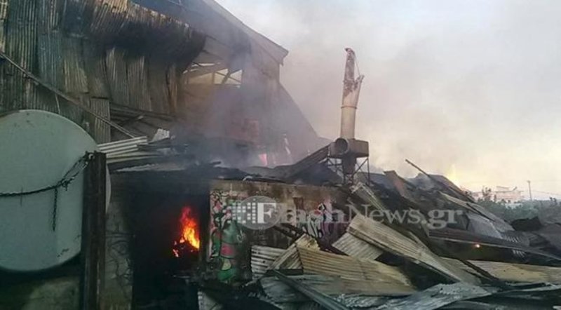 Παρανάλωμα του πυρός έγινε αποθήκη ξυλείας στα Χανιά [εικόνες] | iefimerida.gr 0