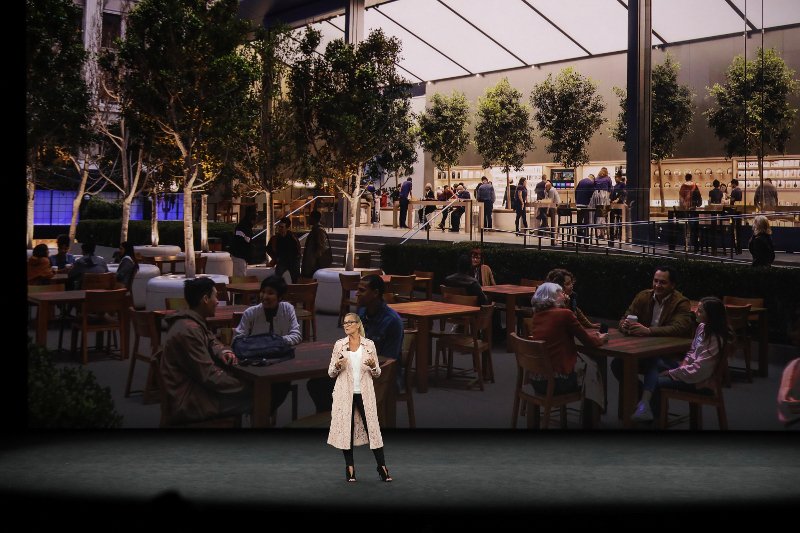 Η αφεντικίνα της Apple στην παρουσίαση του iPhone X με ροζ Burberry καπαρντίνα- Ξεπούλησε κατευθείαν [εικόνες] | iefimerida.gr 0