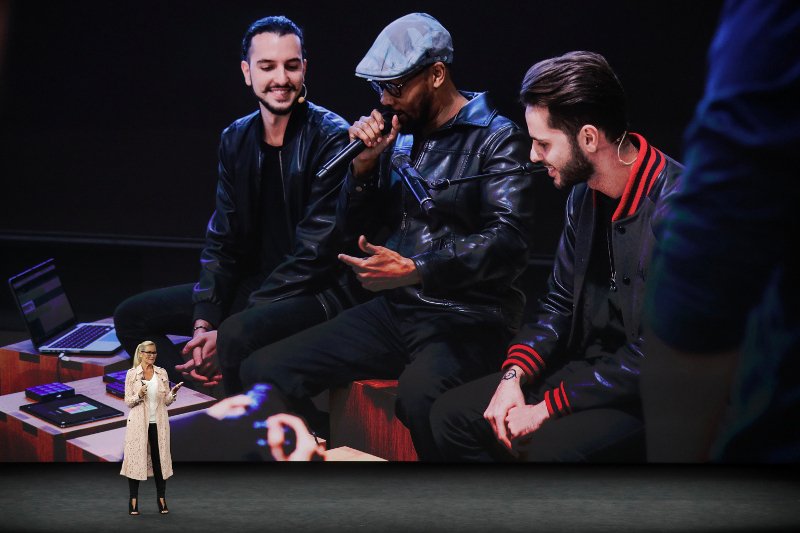 Η αφεντικίνα της Apple στην παρουσίαση του iPhone X με ροζ Burberry καπαρντίνα- Ξεπούλησε κατευθείαν [εικόνες] | iefimerida.gr 1